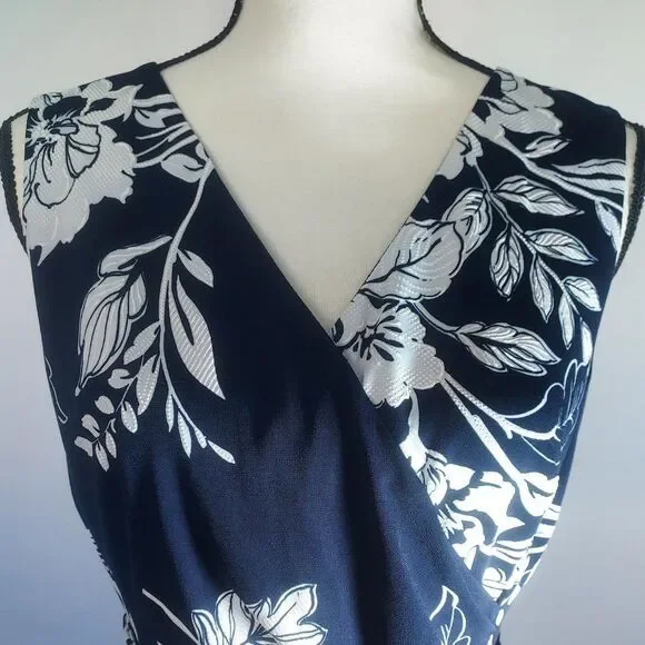 Sandra Darren Women's Navy and White Flower Dress with Tie Belt Size Small - Picture 11 of 11